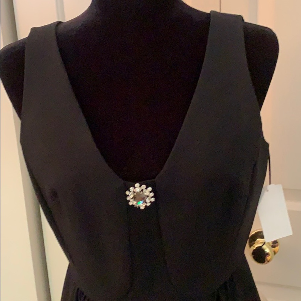 Trina Turk Black Sleeveless V-Neck Cocktail Dress with Brooch - Picture 3 of 7